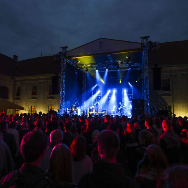 grupes-borns-koncertas-scena-10x8-m.